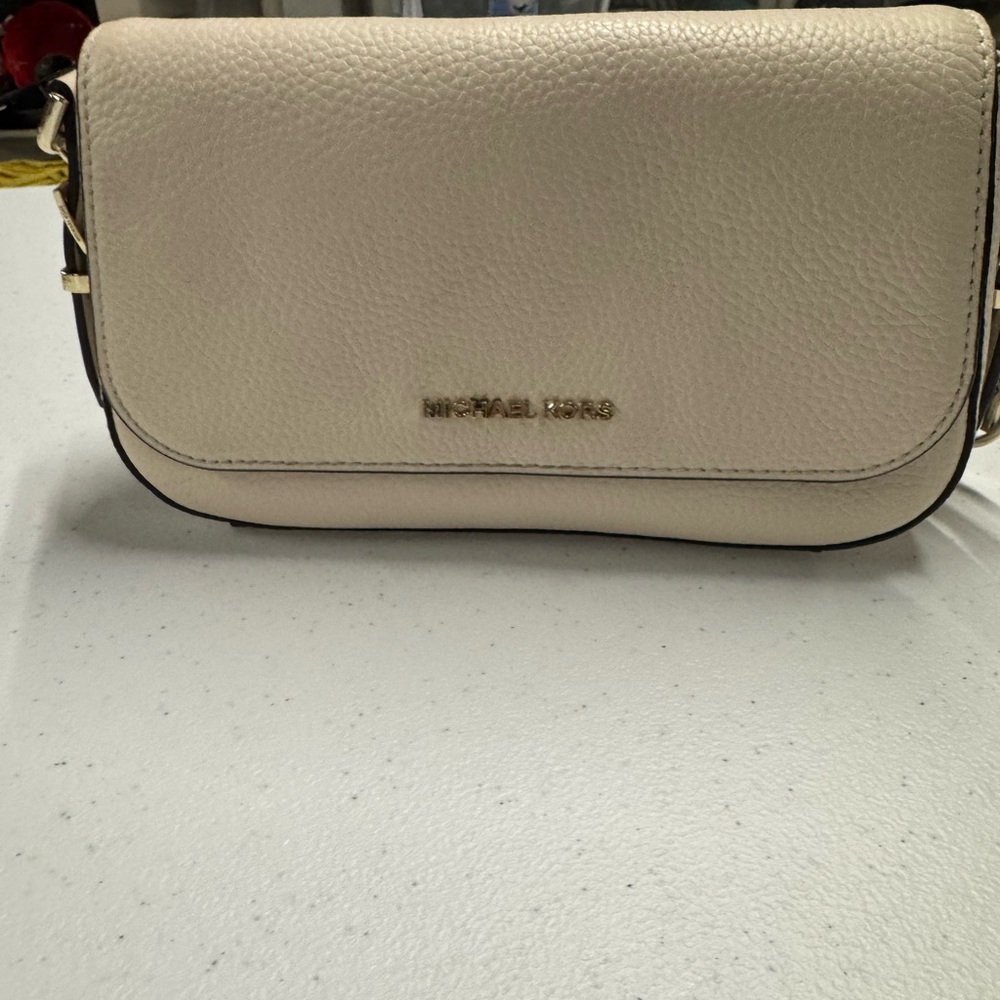 Michael Kors Cream Crossbody Bag with Sophisticated Design